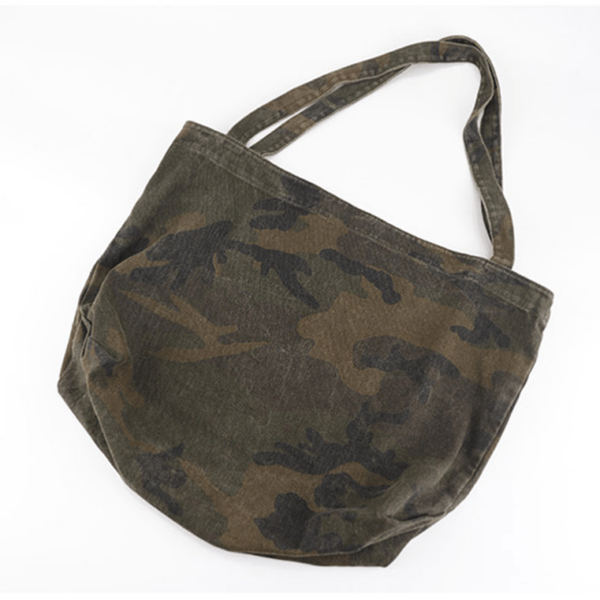 PRODUCT DESCRIPTIONThese vintage canvas totes are the perfect size for everyday use and will easily become your favorite go-to bag. Simple and super cute the totes have 2 pockets inside with one pocket able to be zipped up to secure your loose items. L