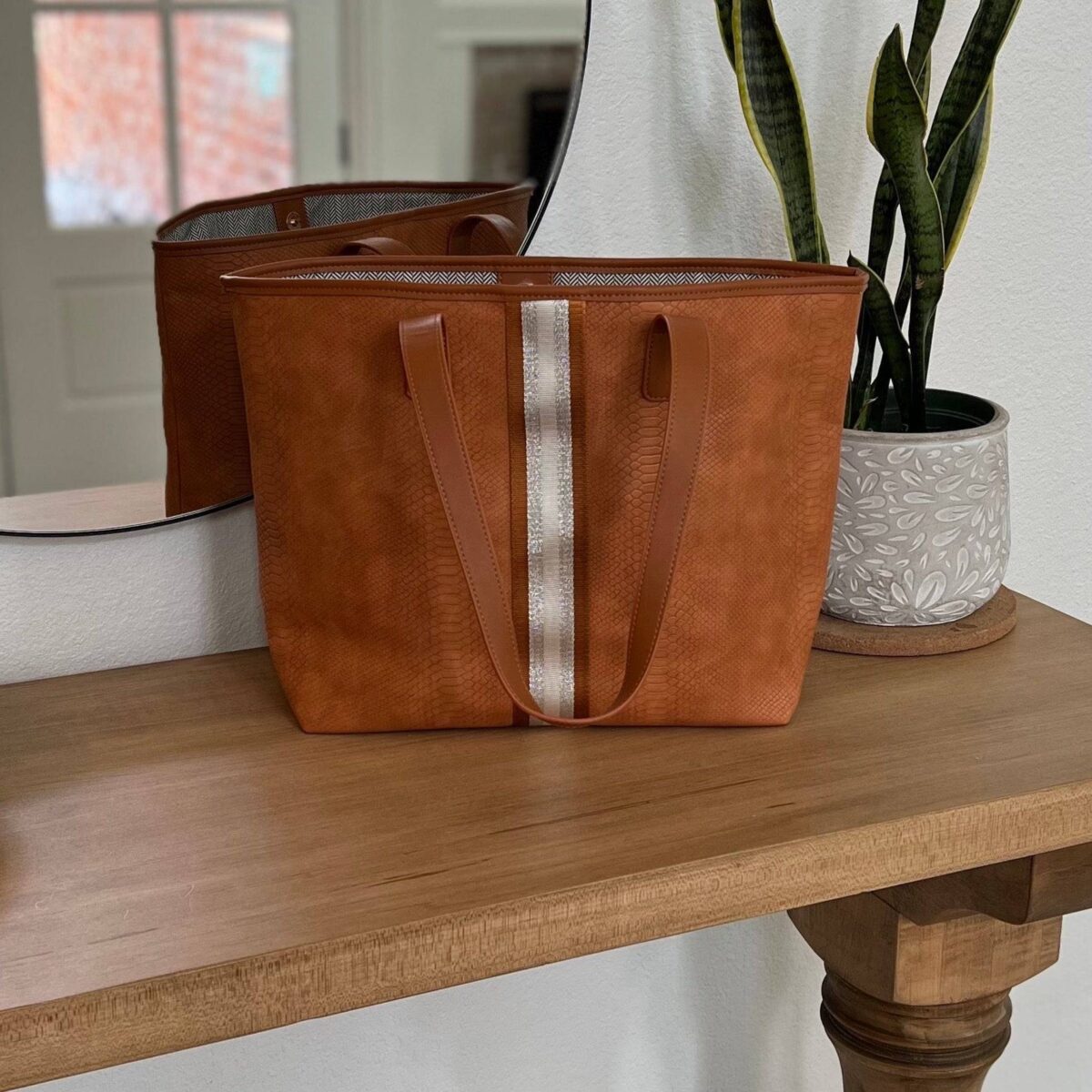PRODUCT DESCRIPTIONThis ultra-spacious light weight tote can effortlessly carry everything you need when you're headed out for the day. With double top handles