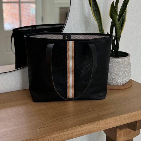 PRODUCT DESCRIPTIONThis ultra-spacious light weight tote can effortlessly carry everything you need when you're headed out for the day. With double top handles