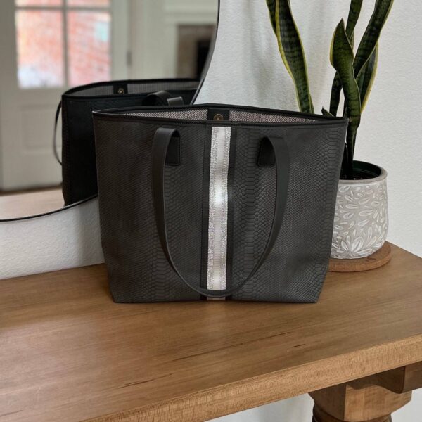 PRODUCT DESCRIPTIONThis ultra-spacious light weight tote can effortlessly carry everything you need when you're headed out for the day. With double top handles
