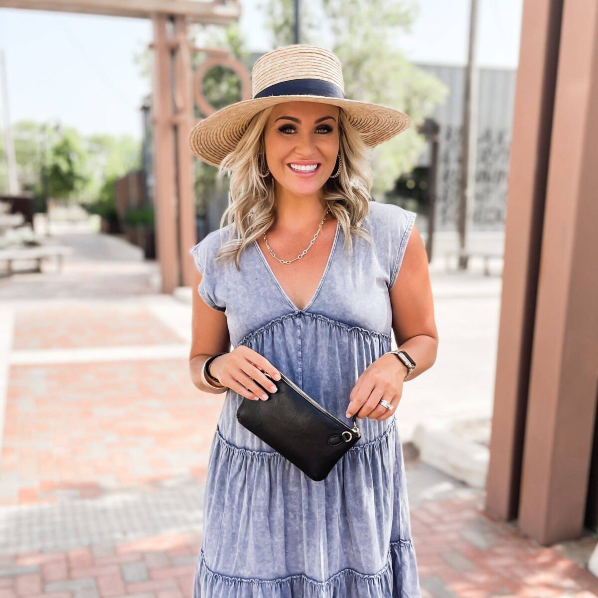 This adorable yet very functional vegan leather clutch is the perfect bag for your quick zips around town in style.This stunning bag features a space saving design perfect for your phone