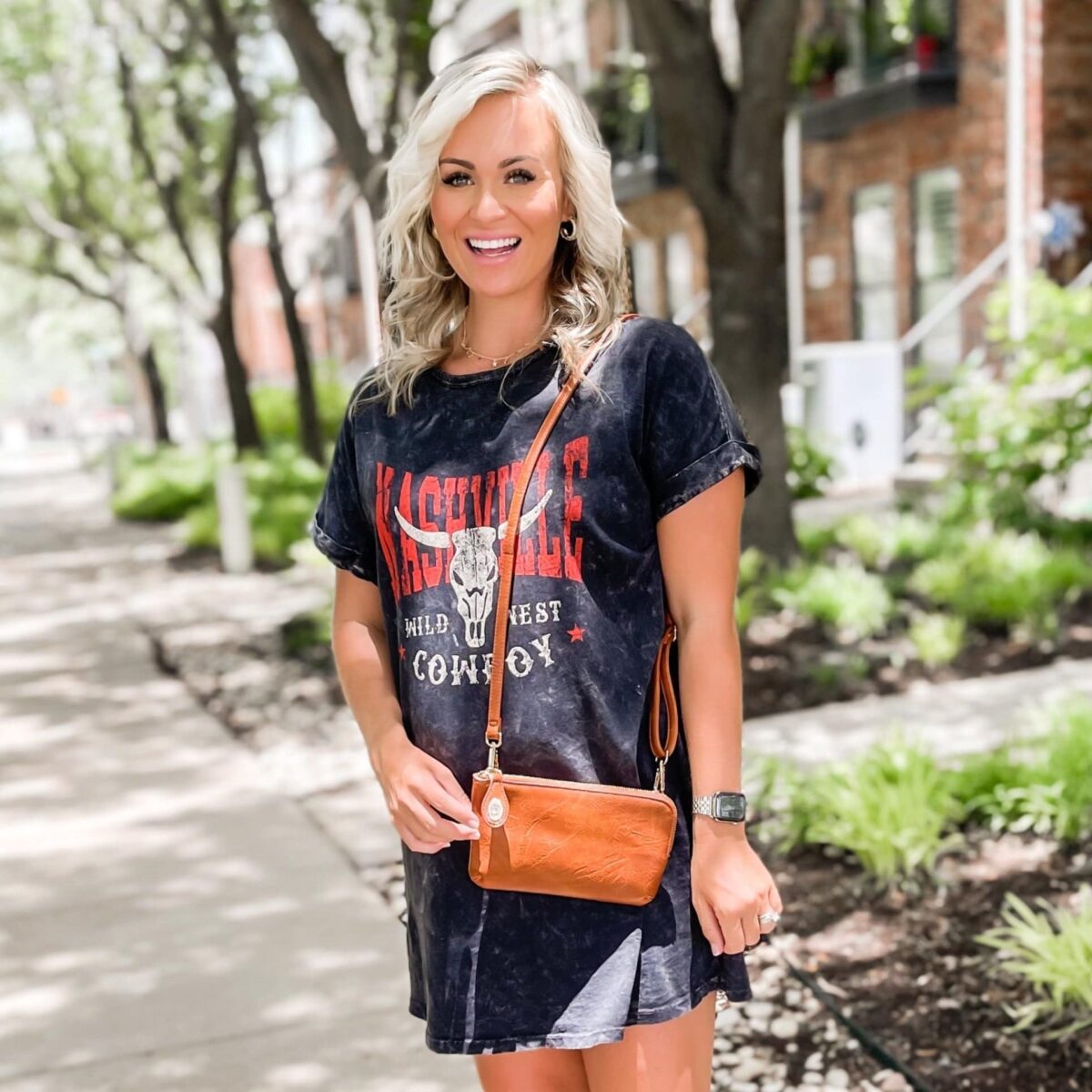 This adorable yet very functional vegan leather clutch is the perfect bag for your quick zips around town in style.This stunning bag features a space saving design perfect for your phone