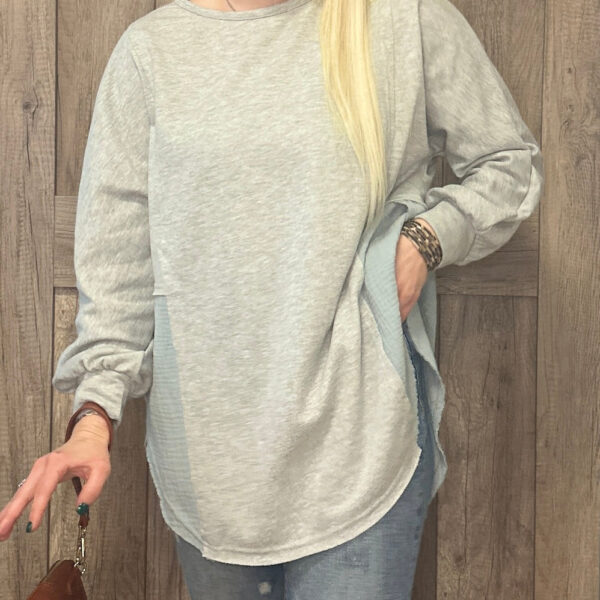 This oversized blouse is perfect to give a slender lookThe exposed seam design makes it chic and fashion-forwardIt's a bit vintage with the raw hemline designTunic length cut with side slits Â