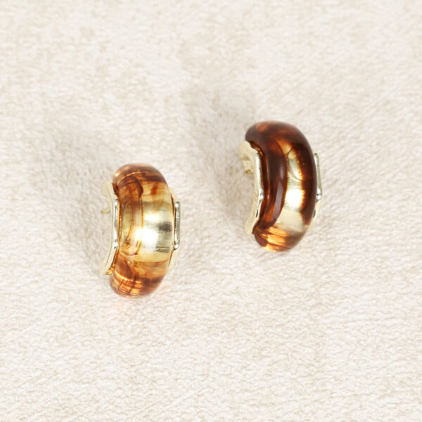 - Material: Metal- Embellishment: Amber