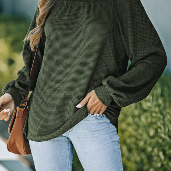 This square-neck waffle knit top is delightfully graceful and features a loose fit design with elastic cuffs and long sleeves. It's effortlessly casual and comfy
