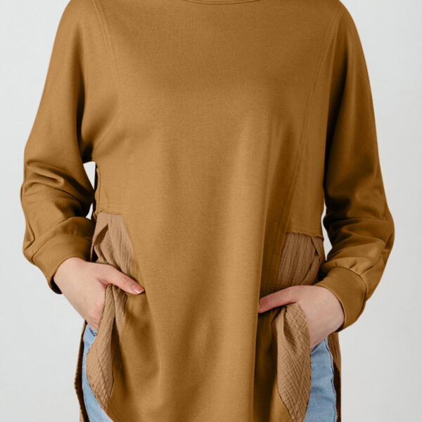 This oversized blouse is perfect to give a slender lookThe exposed seam design makes it chic and fashion-forwardIt's a bit vintage with the raw hemline designTunic length cut with side slits Â
