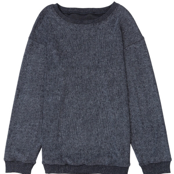 Make a bold fashion statement with this solid round-neck sweatshirt featuring long sleeves and a relaxed fit. The ribbed knit adds texture and prevents it from being mundane. It's perfect for mixing and matching with jeans