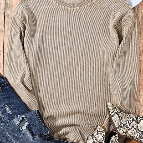 Make a bold fashion statement with this solid round-neck sweatshirt featuring long sleeves and a relaxed fit. The ribbed knit adds texture and prevents it from being mundane. It's perfect for mixing and matching with jeans