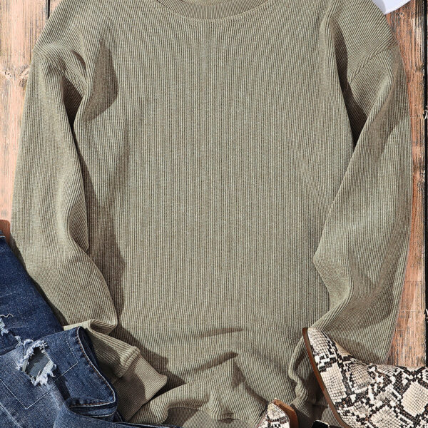Make a bold fashion statement with this solid round-neck sweatshirt featuring long sleeves and a relaxed fit. The ribbed knit adds texture and prevents it from being mundane. It's perfect for mixing and matching with jeans