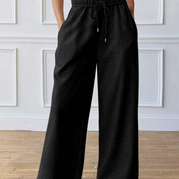 Get comfy in these sweatpants with a straight-leg cut. Adjust the waistline to your liking with the drawstring. Mix and match with your go-to tops for a trendy ensemble. Don't forget your belongings - stash them in the side pockets.