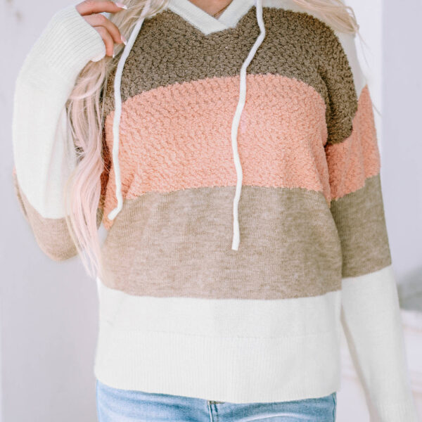 This sweet hooded sweater will keep you warm in winterThe design of the color block is simple yet stylish