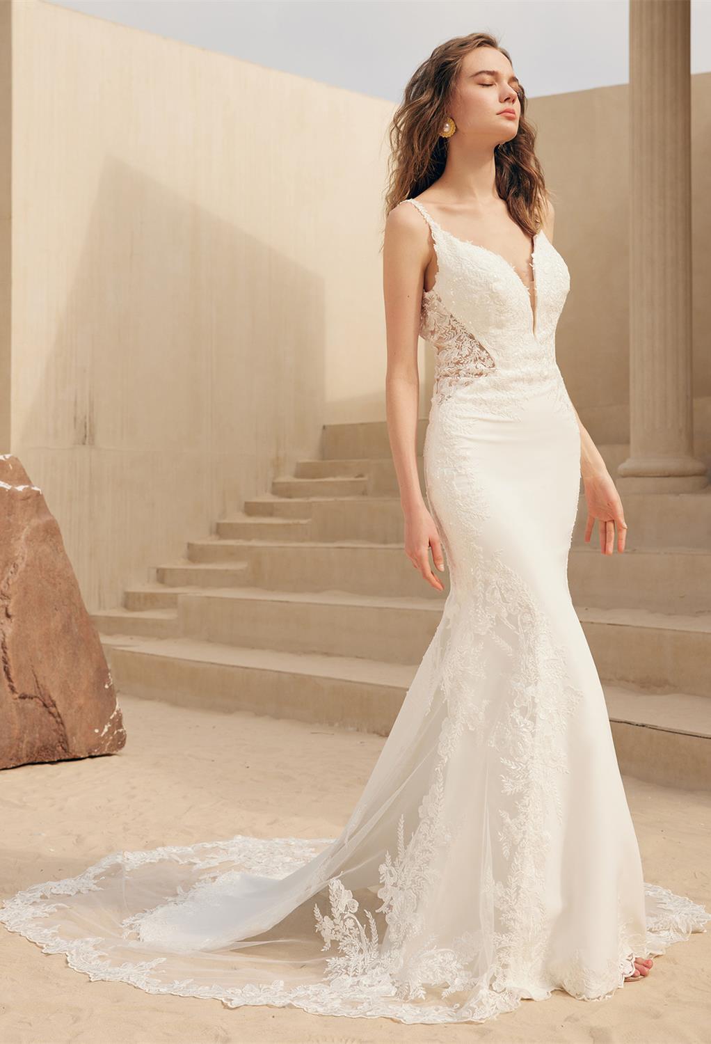 The AW Apiacere wedding dress is a prime and true-to-form bridal dress specially designed with tulle fabric. This dress is for a bride who desires to own her ceremony in a floor-length elegant wedding dress. AW Apiacere has a sweetheart-shaped neckline cu