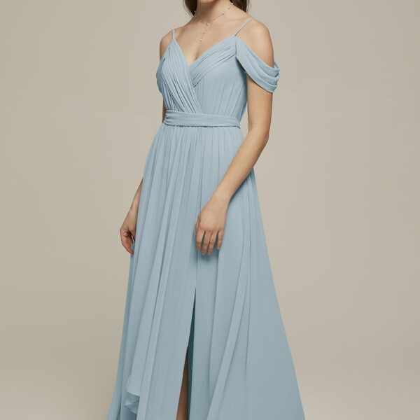 the Corine dress is a dazzling and romantic choice for your wedding day. The versatile style of this dress makes it a great choice for any event or occasion. As a bride you'll look stunning walking down the aisle in t