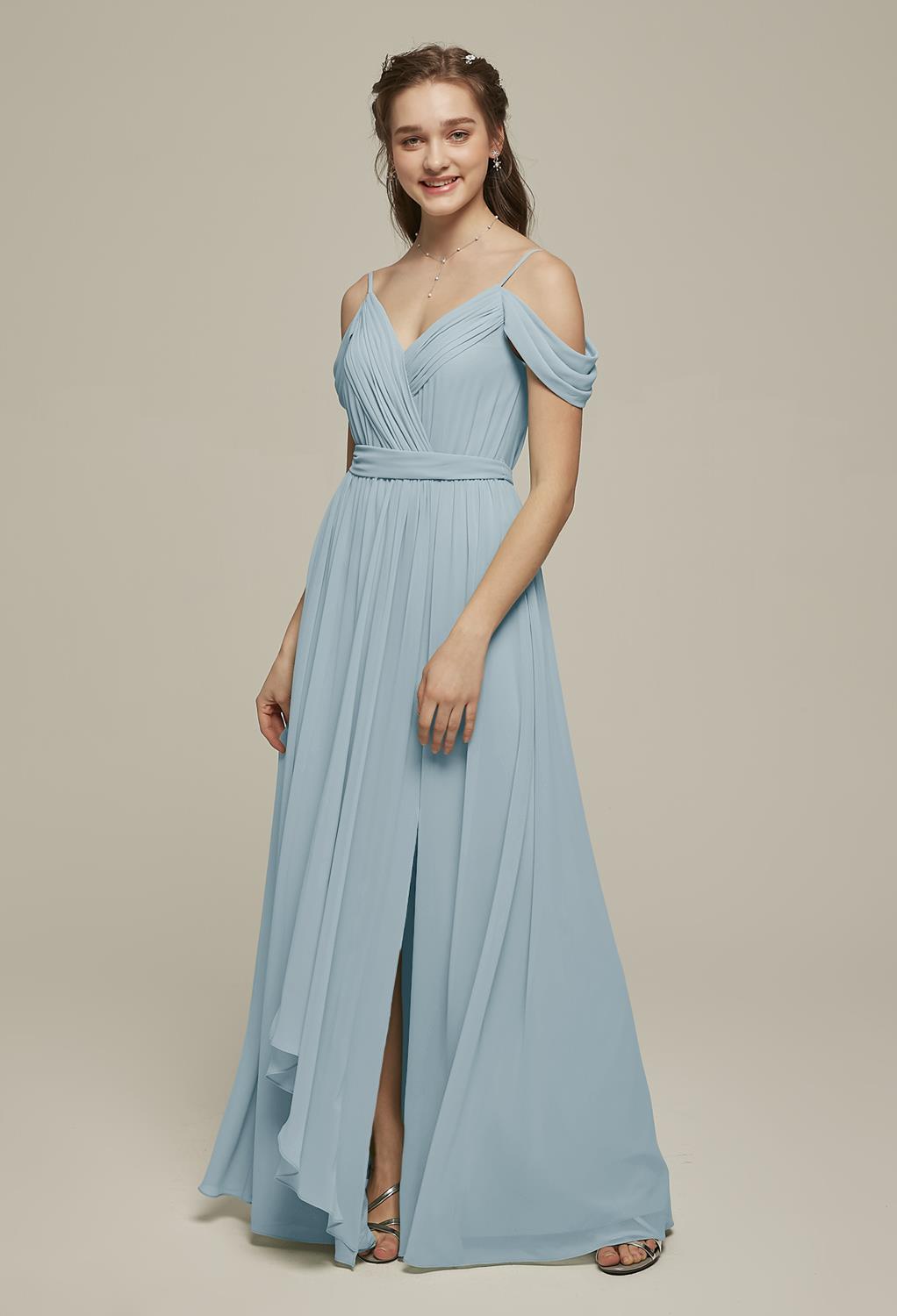 the Corine dress is a dazzling and romantic choice for your wedding day. The versatile style of this dress makes it a great choice for any event or occasion. As a bride you'll look stunning walking down the aisle in t