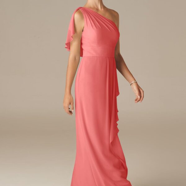 while the knee-length slit adds a flirty look that'll see you turning heads on the dance floor.The flattering pleated la