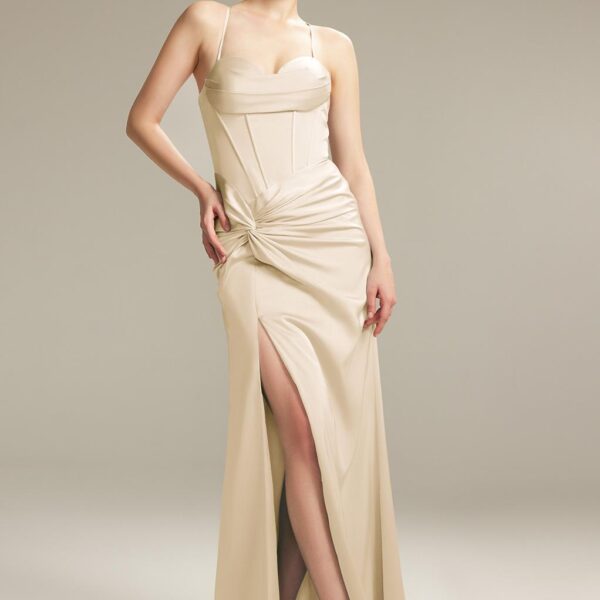 AW Fulcrum bridesmaid dress embraces a contemporary sweetheart neckline. This dazzling dress will be the finishing touch to a stunning appearance for one who appreciates exquisite minimalism and can extract a picture-perfect beauty from simplicity. AW col