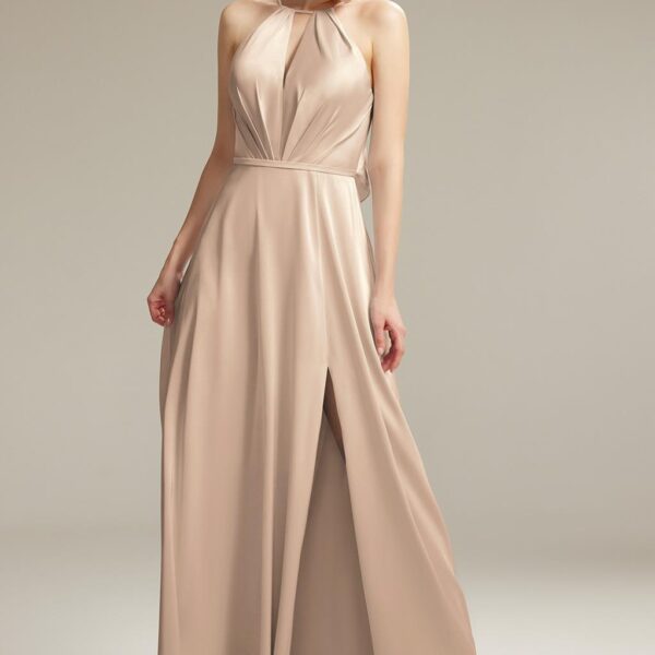 while the floor-length hemline and jewel neckline gives the outfit a timeless appearance. Thanks to th