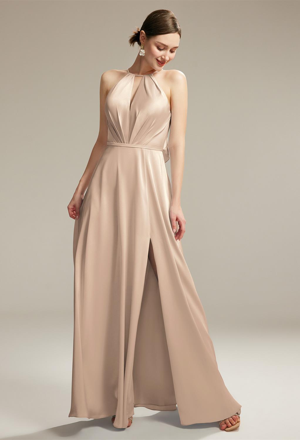 while the floor-length hemline and jewel neckline gives the outfit a timeless appearance. Thanks to th