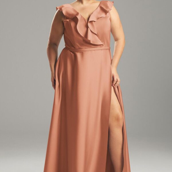 The Isobel dress features a beautiful V-neck bodice with pretty folds that are all at once charming and romantic. This satin charmeuse dress features an elegant bared shoulders design and a floor-length that makes it the ideal flattering choice for todayu