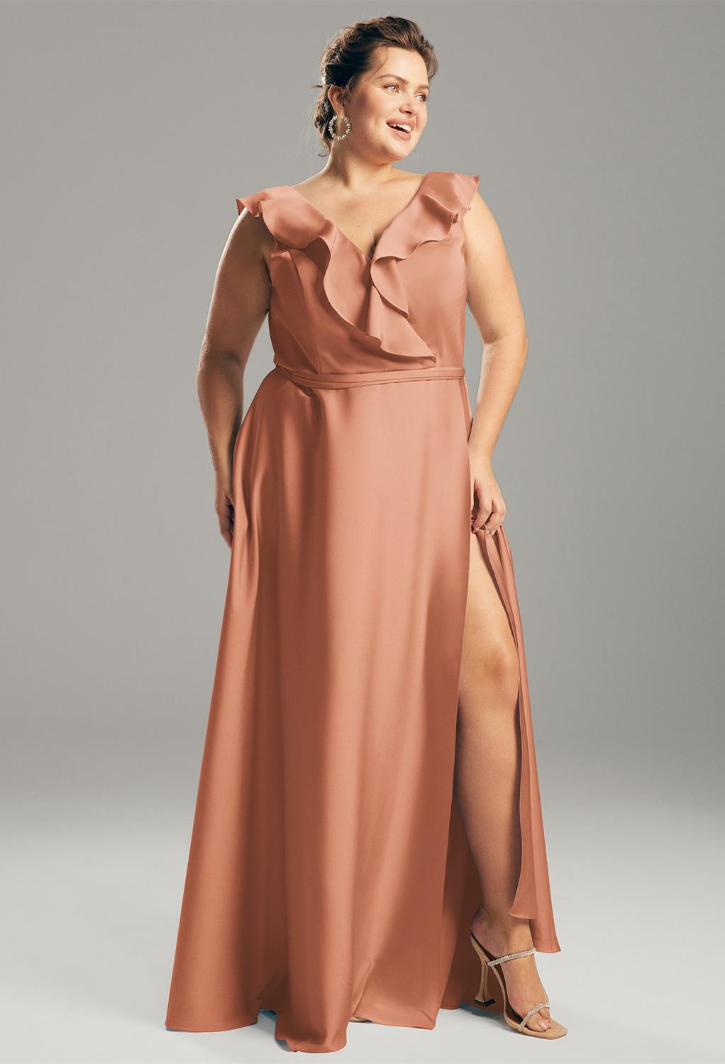The Isobel dress features a beautiful V-neck bodice with pretty folds that are all at once charming and romantic. This satin charmeuse dress features an elegant bared shoulders design and a floor-length that makes it the ideal flattering choice for todayu