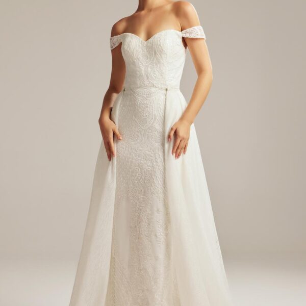 providing an overall sexy outline. This floor-length dress has