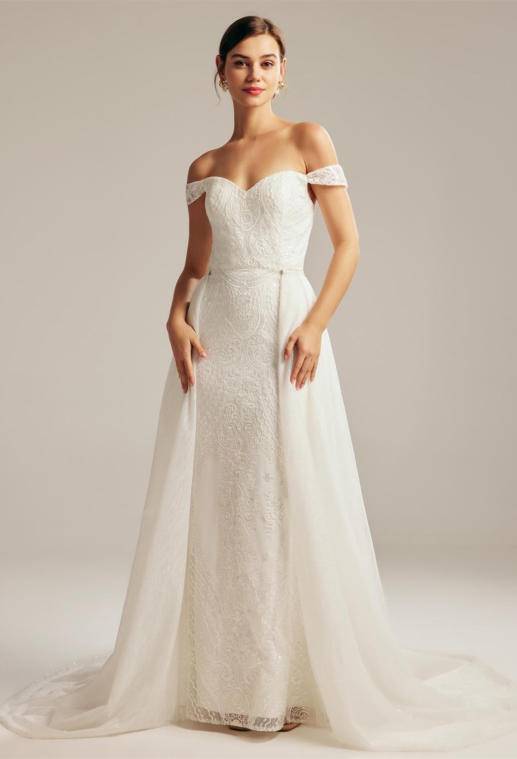 providing an overall sexy outline. This floor-length dress has