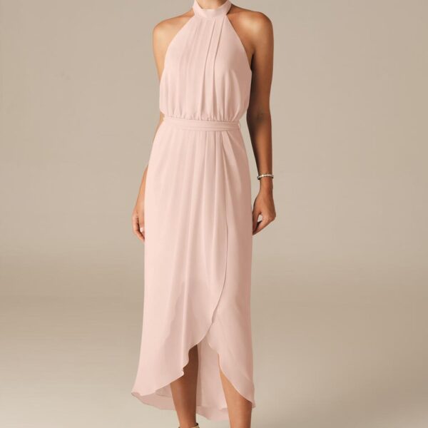 while the cinched waist accentuates your curves in just the right ways.The dress features pretty ple
