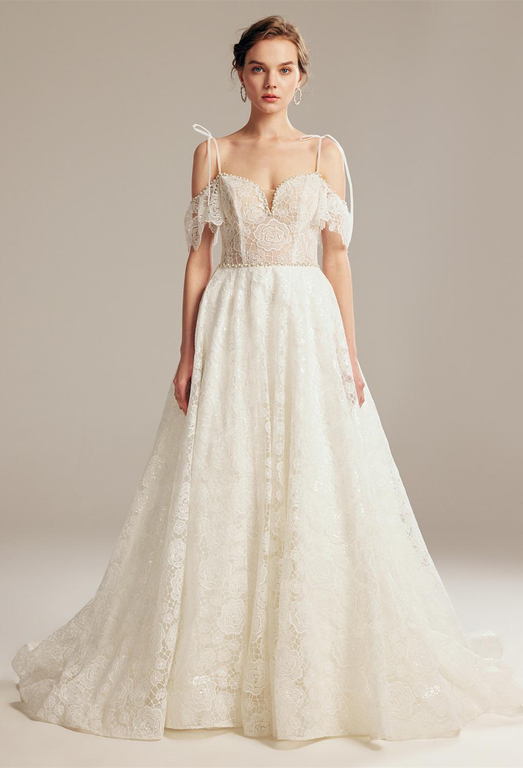 especially for the bride who loves to appear in a lightweight fabric. It is fashioned with an A-line silhouette and a sweetheart neckline. The floor-length gown flowing in court train is held in place by a quality