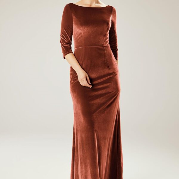 The AW Lynn Dress is a bespoke velvet fabric dress with a floor-length hemline designed for a mom who desires the smooth regal aura that burrows in simplicity. The dress has 3/4 sleeves and built-in bra linen for absolute comfort and usability. It has a b