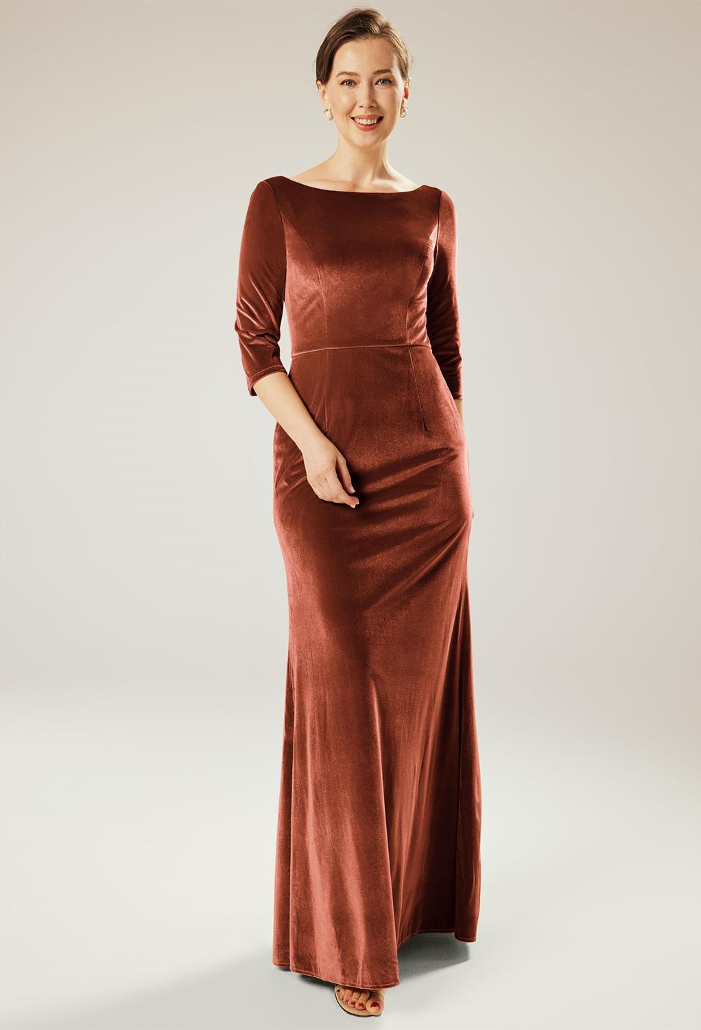 The AW Lynn Dress is a bespoke velvet fabric dress with a floor-length hemline designed for a mom who desires the smooth regal aura that burrows in simplicity. The dress has 3/4 sleeves and built-in bra linen for absolute comfort and usability. It has a b