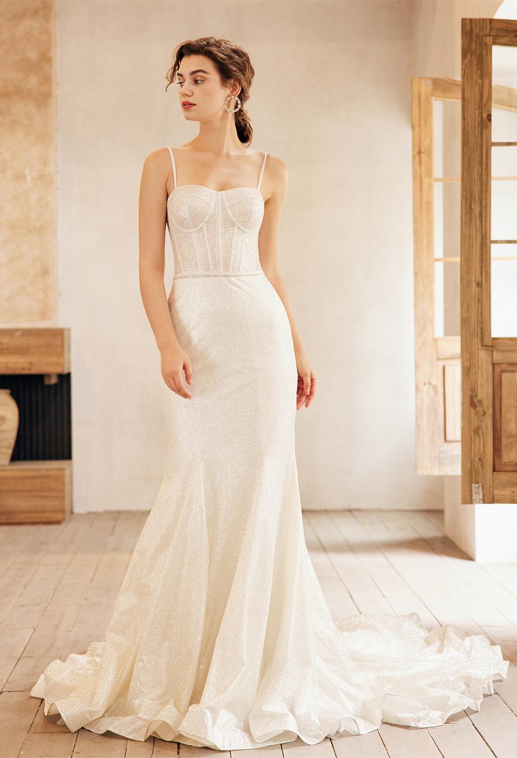 this mermaid silhouette floor length dress features a fitting and alluring bodice with a sweetheart