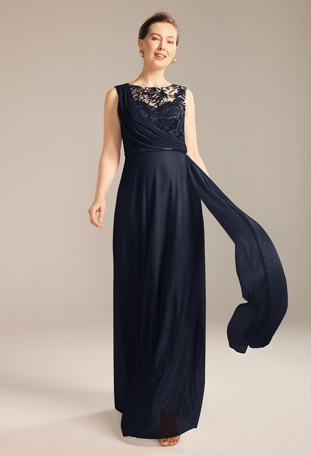 AW Noul brings expression to the heartfelt happiness and pride of a mother from high-quality glitter mesh. Eye-catching from its jewel neckline bodice is glittering sequin-studded