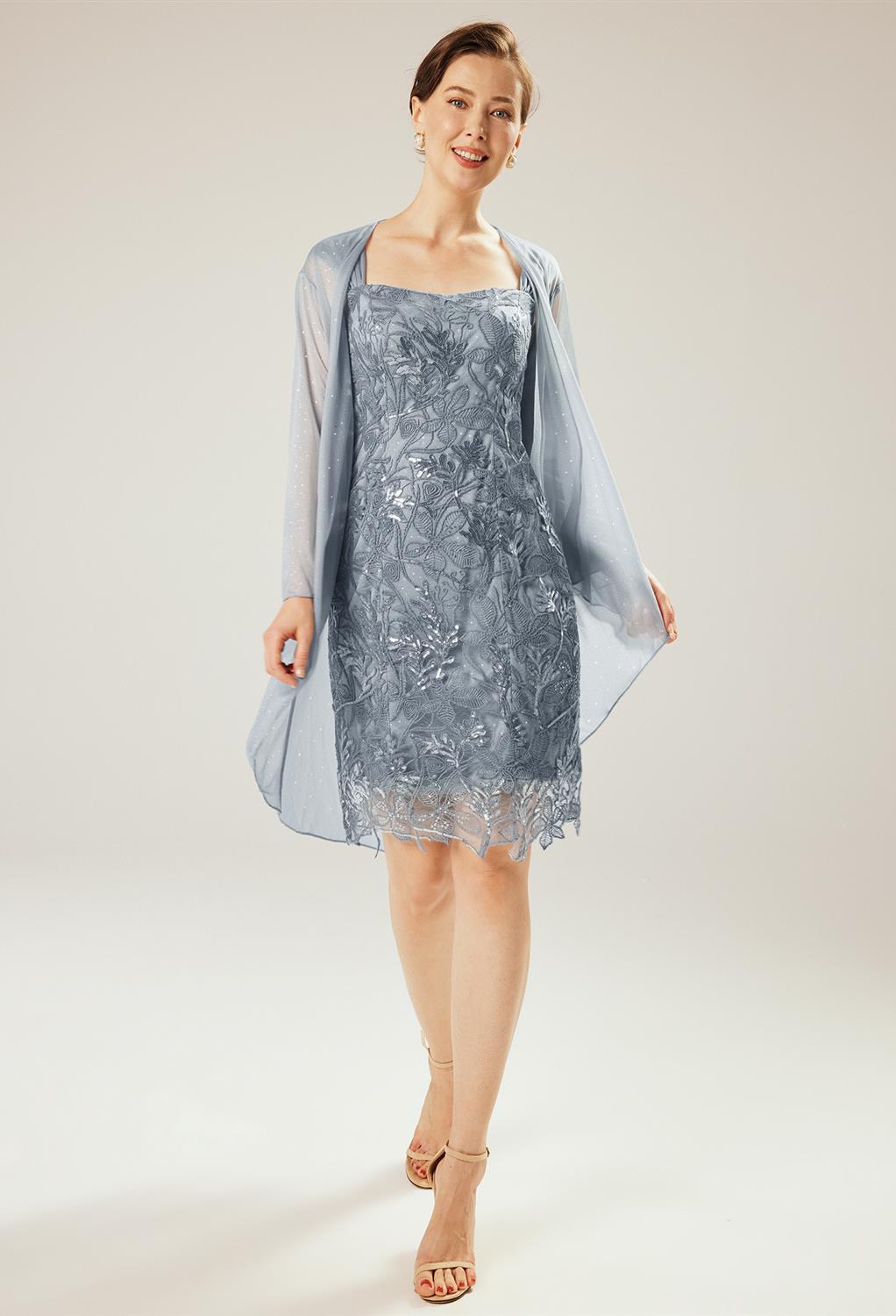 The AW Rosanna Dress is the haute couture styling with the complete finessing every mom desires. It is the ideal match for mothers who adores an attire that can give her the attention she deserves when she steps in. The AW Rosanna Dress is made of a uniqu