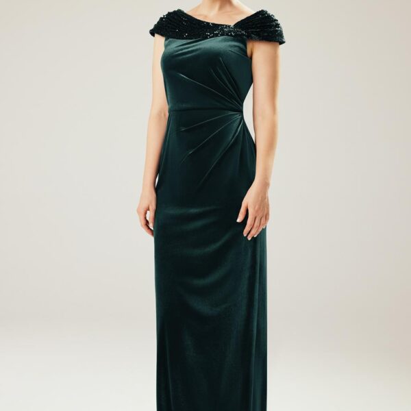 Achieve that stunning mom vibe with the Aw Rosemary dress. The dress is made of high-quality velvet with an asymmetrical neckline. The flowing dress features cap sleeves with shiny embellishment.  Finally lined with an inbuilt bra. The dress back has a zi