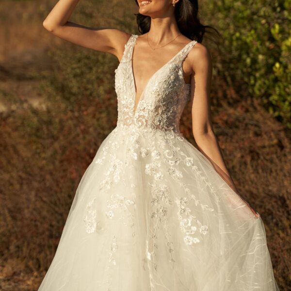 and is the perfect way to show off a beautiful necklace. The thin straps of this organza dress will bare your shoulders