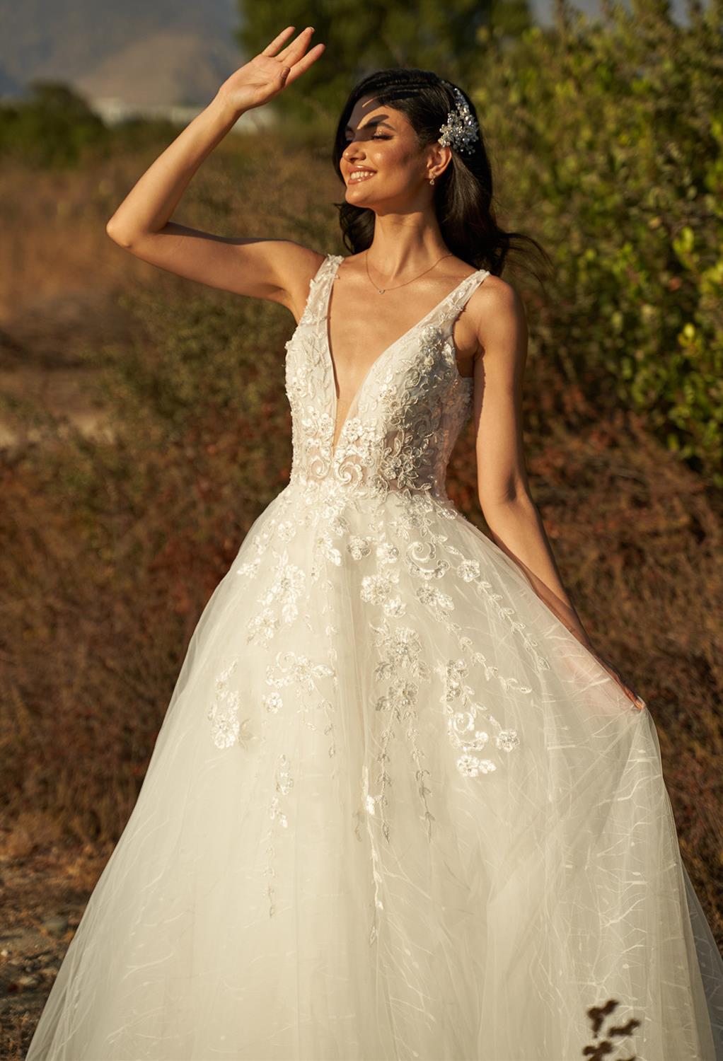 and is the perfect way to show off a beautiful necklace. The thin straps of this organza dress will bare your shoulders