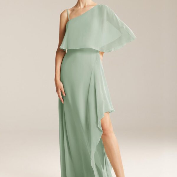 the AW Una dress is attractively cut open. The A-line silhouette dress is made of high-quality chiffon and has an asymmetric neckline and sleeveless spaghetti straps. Elegantly