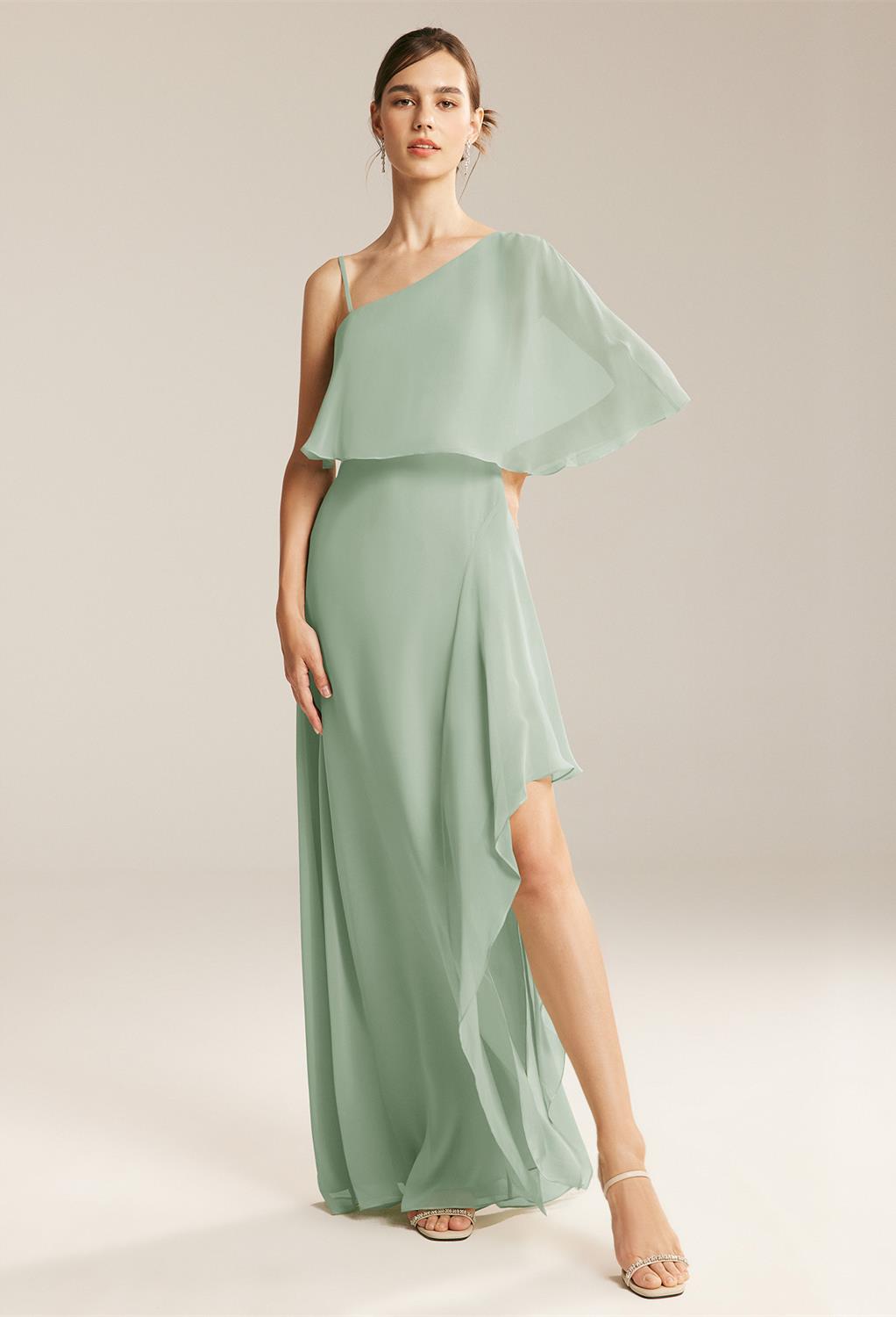 the AW Una dress is attractively cut open. The A-line silhouette dress is made of high-quality chiffon and has an asymmetric neckline and sleeveless spaghetti straps. Elegantly