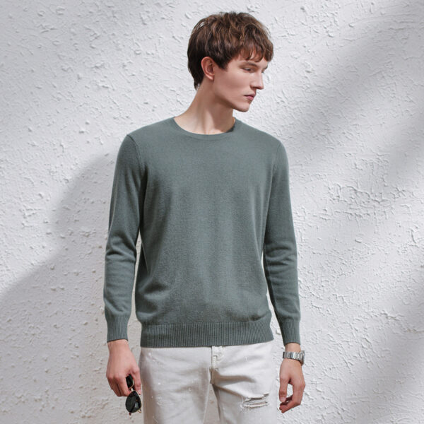 Discover the ultimate in luxury with our 100% cashmere round neck sweater. Material: This sweater is crafted from 100% high-quality cashmere