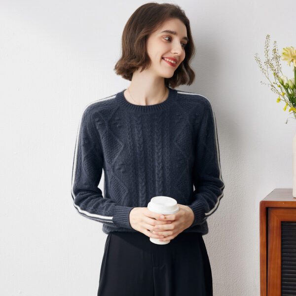 Fabric：100% Cashmere Contrasting Inlay: This sweater features contrasting inlays on the sleeves