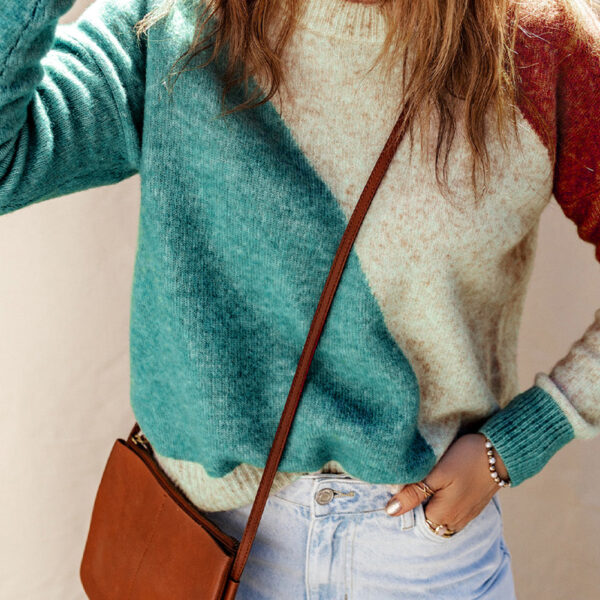 This stylish 3-color sweater takes color blocking to the next level! With a round neck
