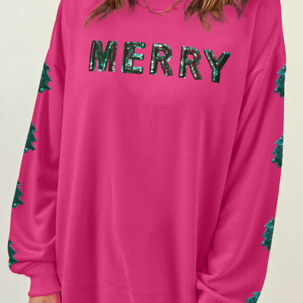 This sweatshirt becomes shiny for the sequin MERRY front and Christmas treesIt’s classic and versatile with a round neck