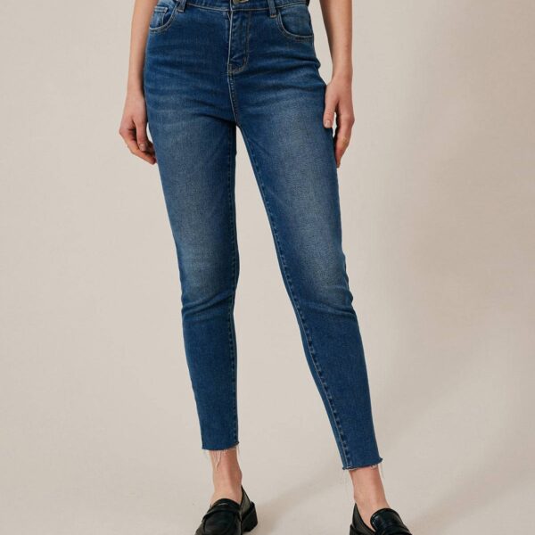 Details:- Model is 5′ 8½″