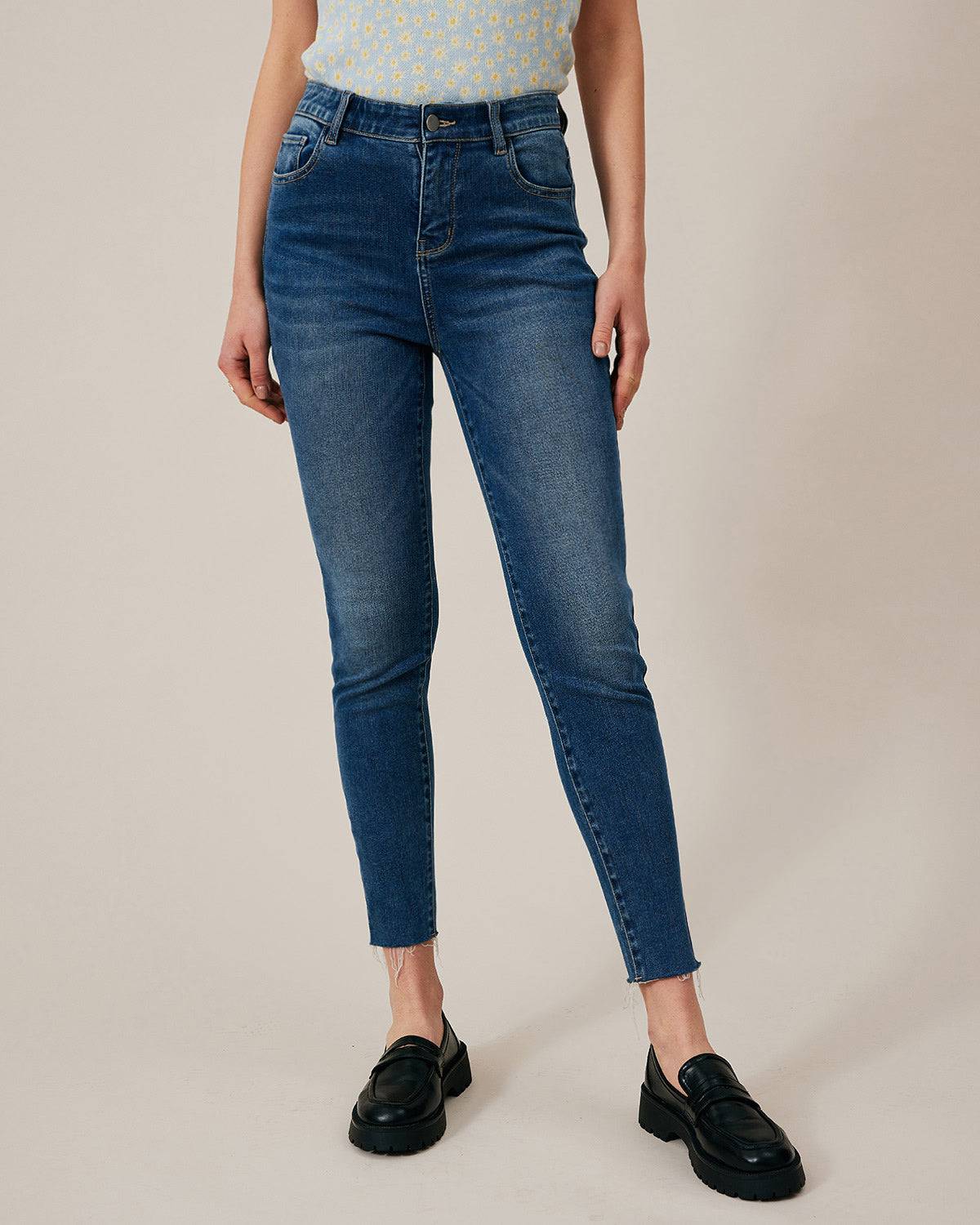 Details:- Model is 5′ 8½″