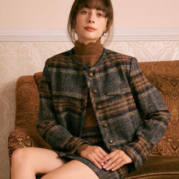 Details:- Vintage- Single Breasted- Regular Fit- No Stretch- 100% PolyesterFabric:This Button Jacket is made of Polyester. Polyester is an artificial fiber that feels soft