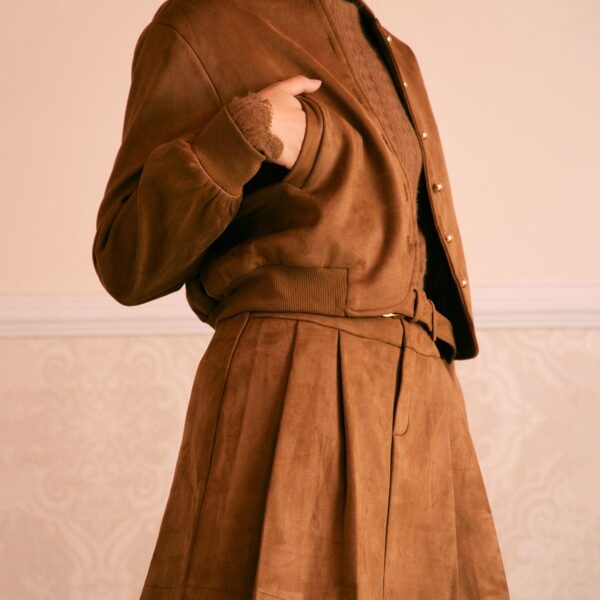 Details:- Brown- Daily- Vintage & Brief- Solid Color- Pleated- Zipper Fly- High Waisted- Regular Fit- 80% Polyester