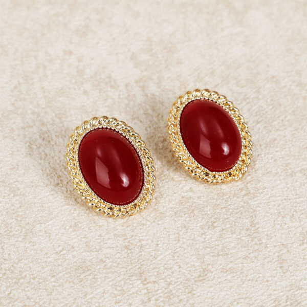 Style: Retro Material: Alloy Length: 2.4cm