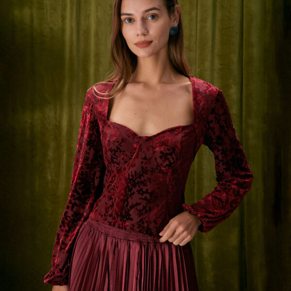 Details:- Sweetheart Neck- Slim Fit- No Stretch- 70% Polyester