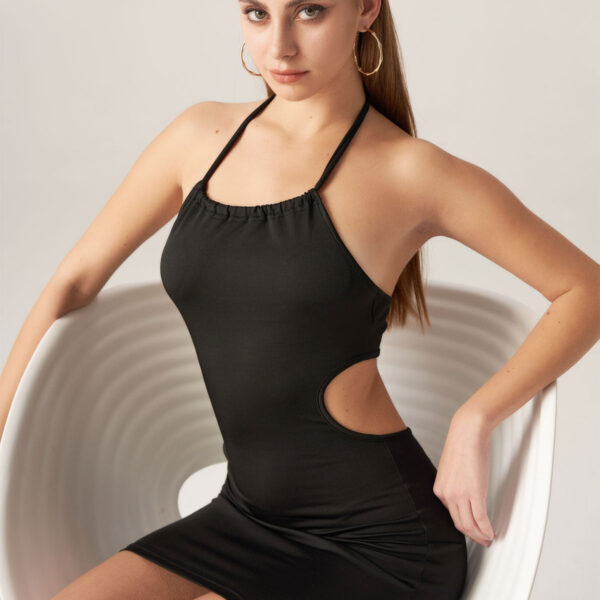 - Fabric Stretch: Medium Stretch - Waist: Natural Waisted - Embellishment: Cut Out